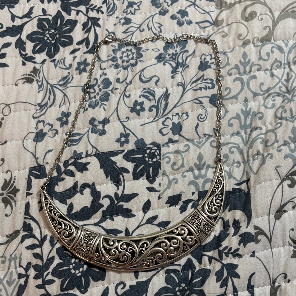 Elegant Silver Necklace with Intricate Design